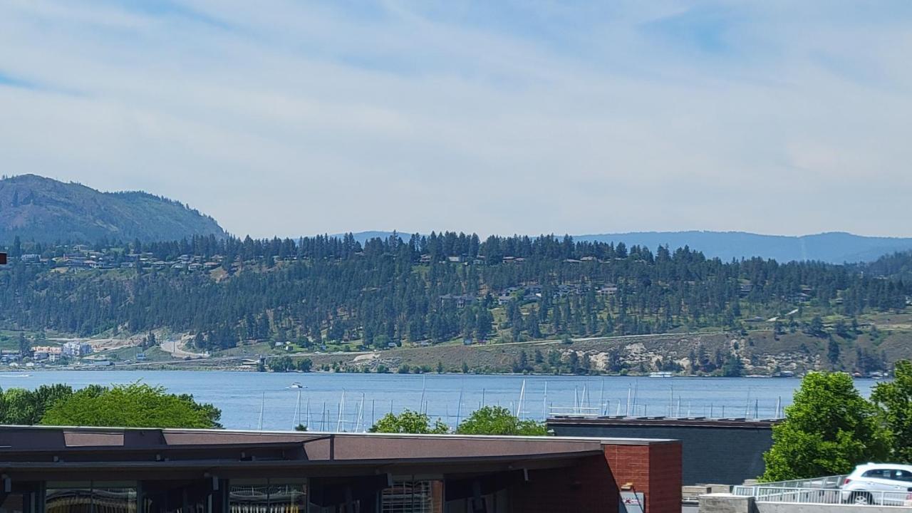 Tiffany Blue@Downtown Culture District Apartment Kelowna Exterior foto